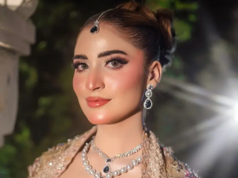 A girl get the best walima makeup in Faisalabad near Satian road