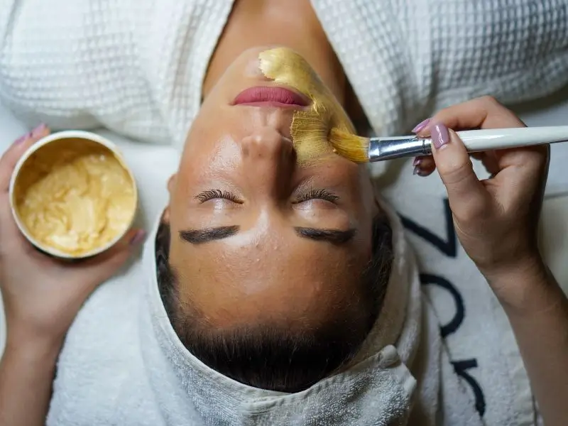 Girl getting the best body polishing & bleach in Faisalabad