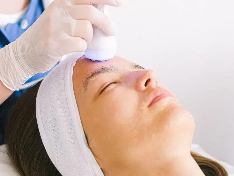 Girl in Kohinoor faisalabad get the best facial in faisalabad